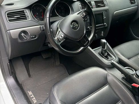Used 2018 Volkswagen Jetta SE FWD image 4