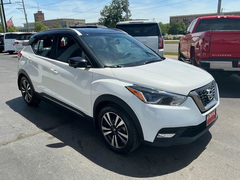 Used 2019 Nissan Kicks SR w/ SR Premium Package FWD image 3