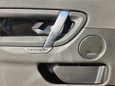 Used 2025 Land Rover Discovery Sport S image 22