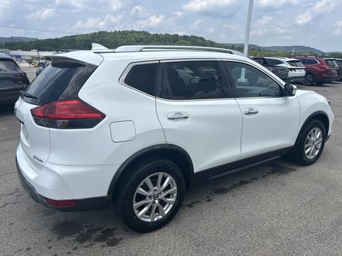 Used 2017 Nissan Rogue SV AWD/4WD image 2