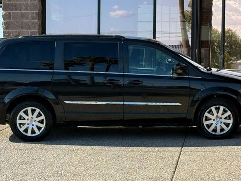 Used 2016 Chrysler Town & Country Touring FWD image 14