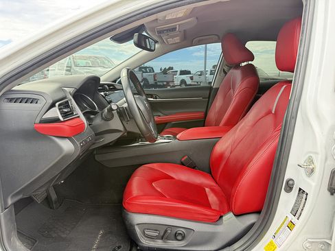 Used 2020 Toyota Camry XSE FWD image 5