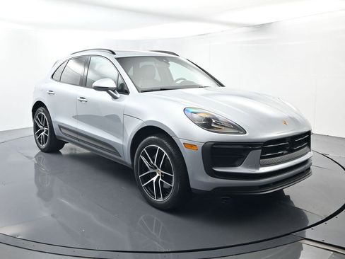 Certified 2025 Porsche Macan AWD/4WD image 17