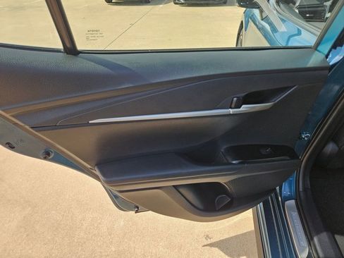 Used 2025 Toyota Camry SE w/ Convenience Package image 9
