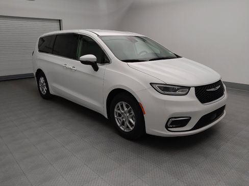 Used 2023 Chrysler Pacifica Touring-L FWD image 11