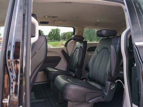 Used 2024 Chrysler Pacifica Touring-L AWD/4WD image 14