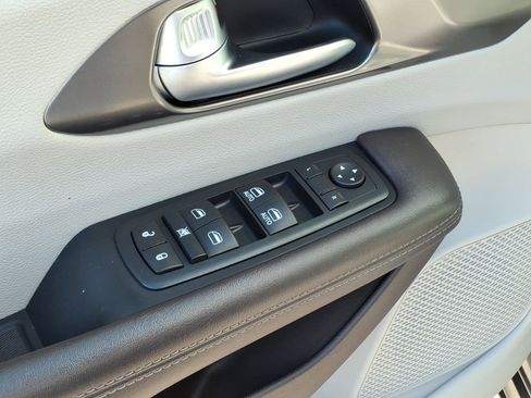 Used 2017 Chrysler Pacifica Touring-L FWD image 15