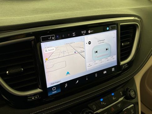 Used 2024 Chrysler Pacifica Limited image 25