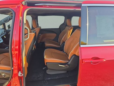 New 2026 Chrysler Pacifica Pinnacle image 16