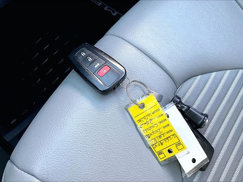 Used 2018 Toyota Camry SE FWD image 14