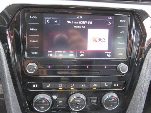 Used 2020 Volkswagen Passat 2.0T SE image 17