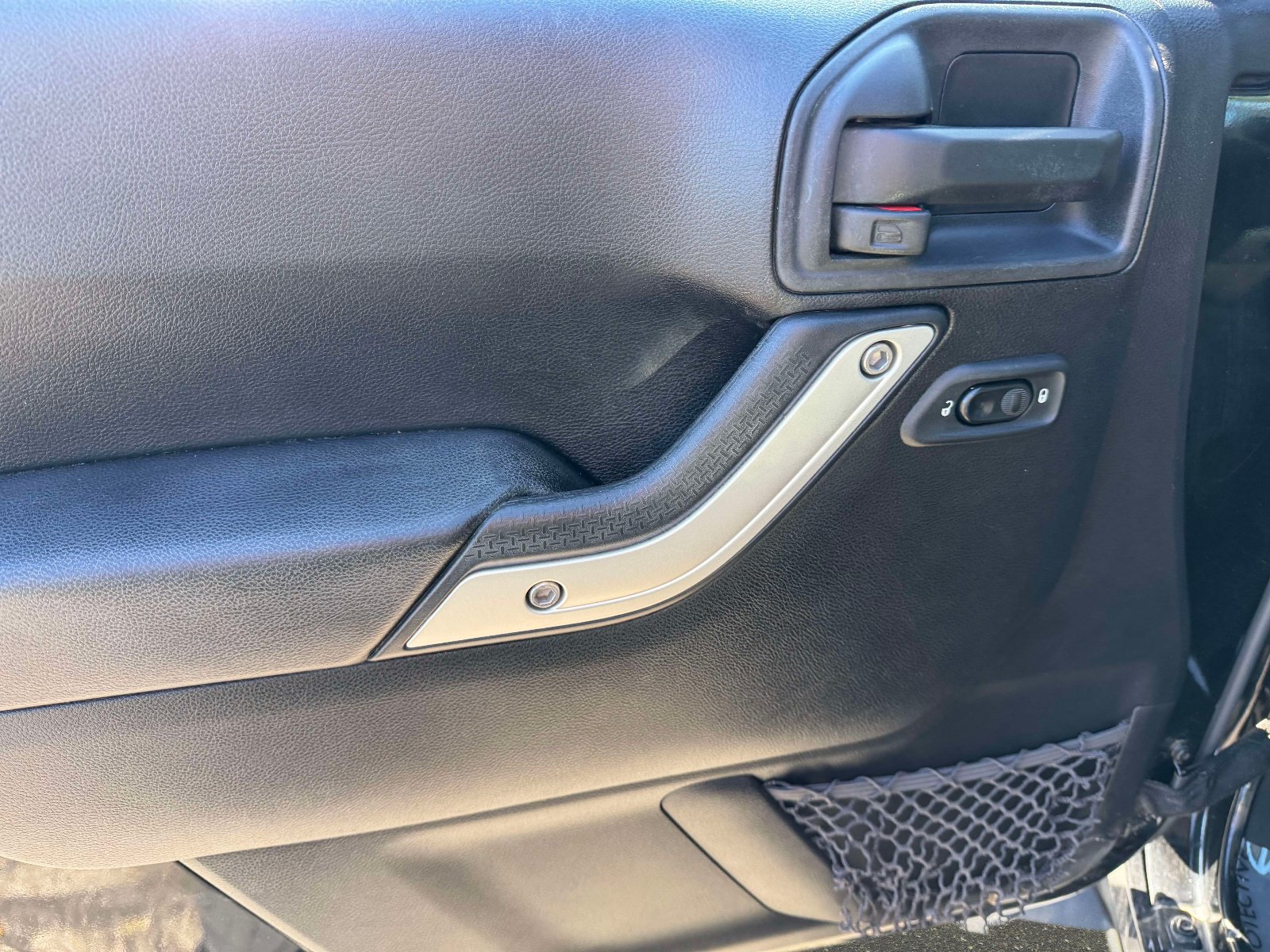 Used 2016 Jeep Wrangler Sahara w/ Connectivity Group AWD/4WD image 13