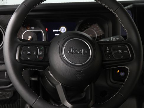 Used 2025 Jeep Gladiator Mojave w/ Convenience Group image 7