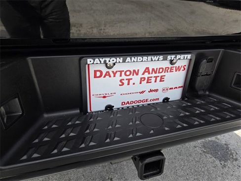 Used 2021 Nissan Titan SV w/ SV Convenience Package image 10