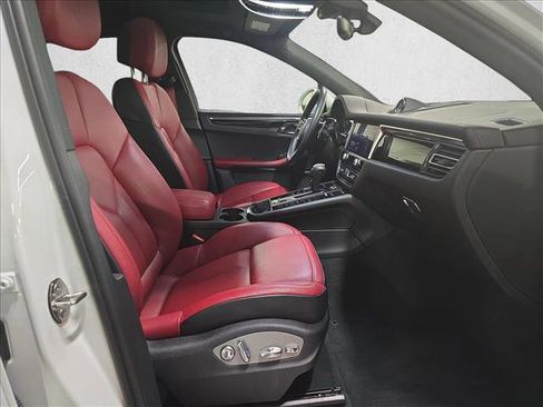 Used 2024 Porsche Macan image 10