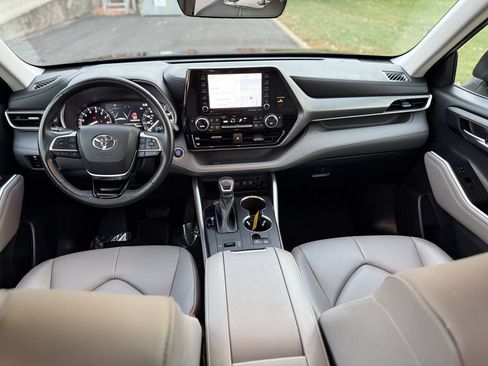 Used 2021 Toyota Highlander XLE FWD image 12