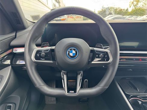 Used 2025 BMW 550e xDrive w/ Premium Package image 15