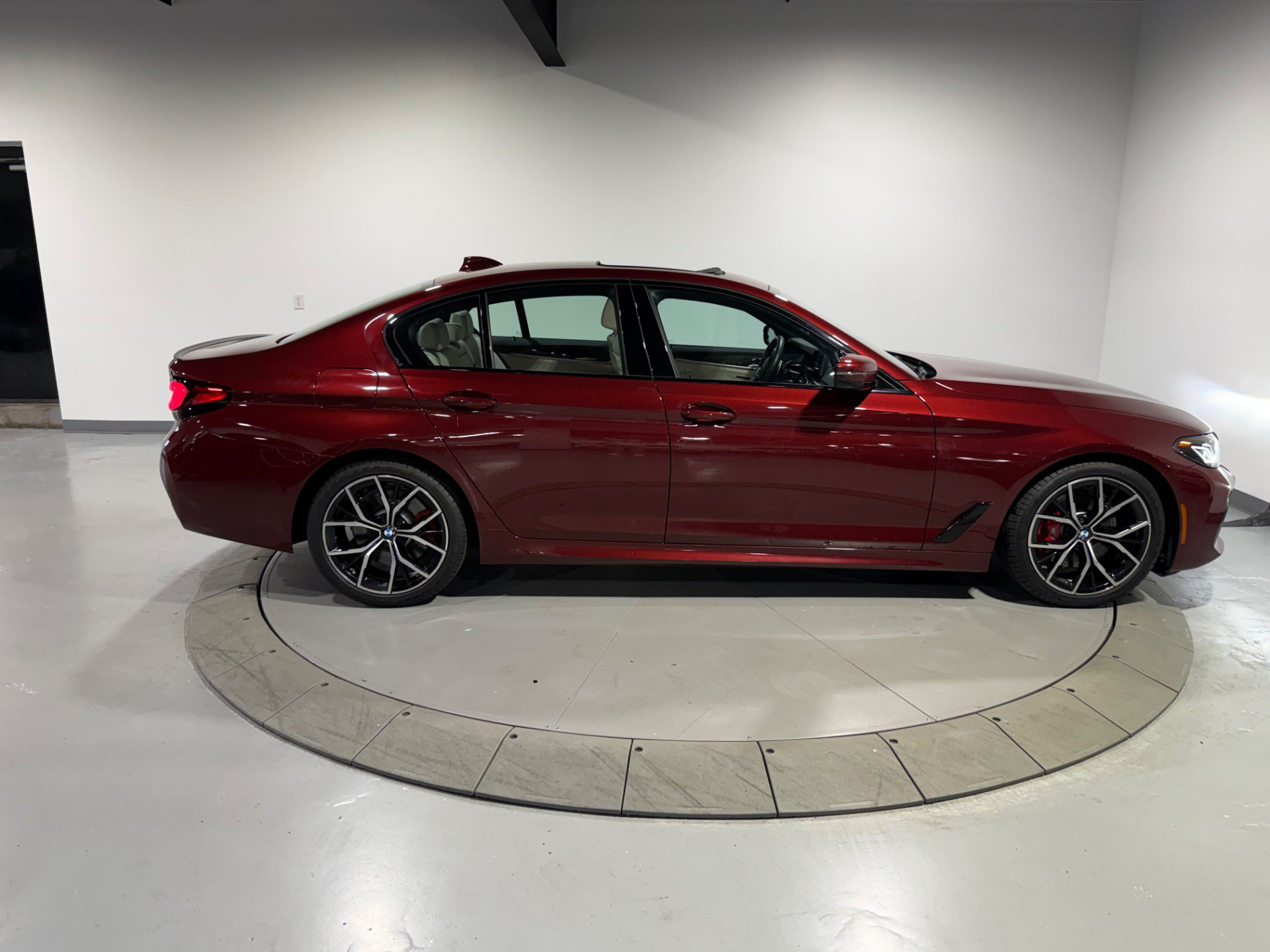 Used 2023 BMW 530i xDrive w/ M Sport Package AWD/4WD image 10
