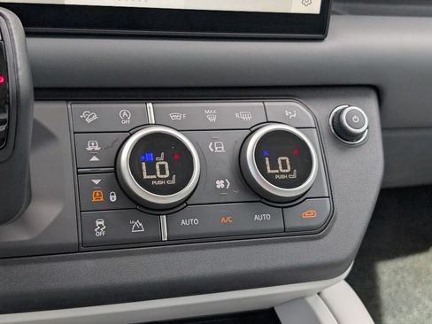Used 2025 Land Rover Defender 130 X-Dynamic SE AWD/4WD image 19