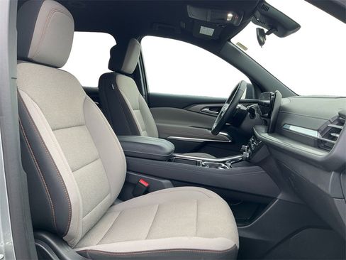 Used 2025 Chevrolet Traverse LT image 25