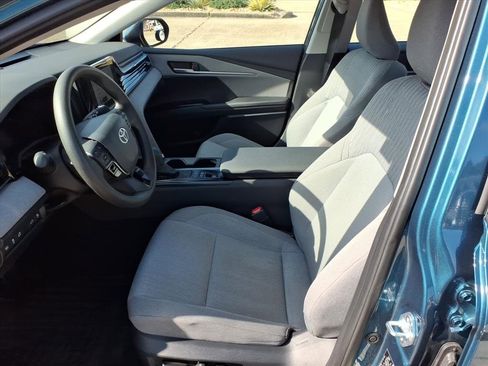 Used 2025 Toyota Camry LE image 12