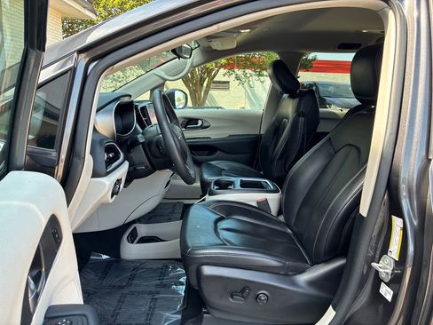 Used 2023 Chrysler Pacifica Touring-L FWD image 10