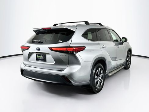 Used 2021 Toyota Highlander XLE AWD/4WD image 9