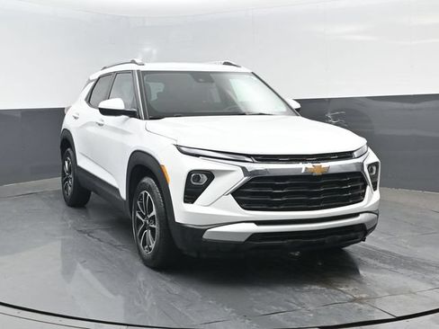 Used 2025 Chevrolet TrailBlazer LT AWD/4WD image 2