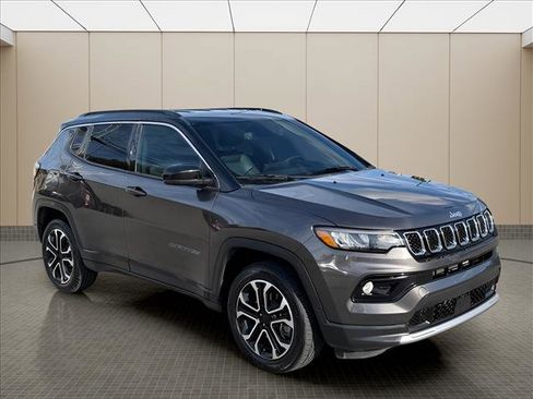 Used 2024 Jeep Compass Limited image 3