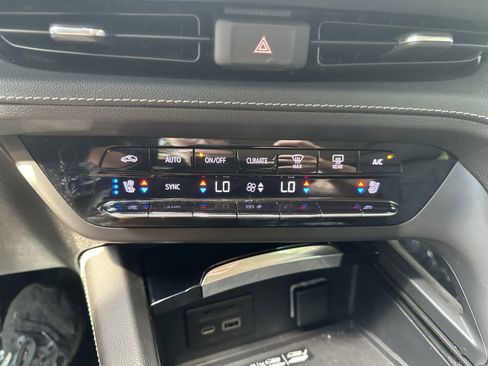 Used 2022 Buick Envision Avenir w/ Technology Package II FWD image 17
