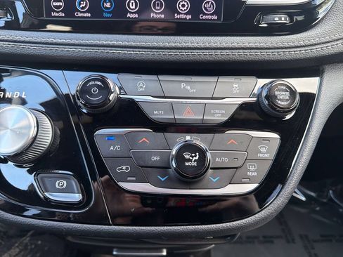 Used 2020 Chrysler Pacifica Limited w/ S Appearance Package FWD image 25