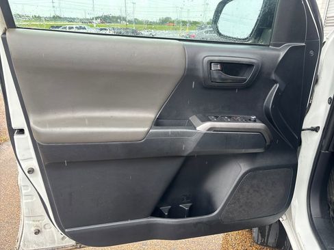 Used 2018 Toyota Tacoma SR5 RWD image 7