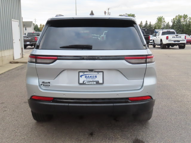 Used 2023 Jeep Grand Cherokee Altitude AWD/4WD image 11