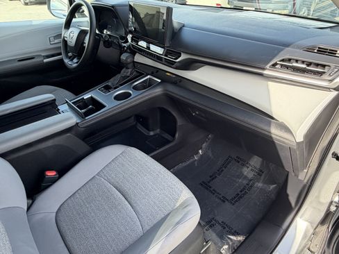 Certified 2025 Toyota Sienna LE FWD image 9