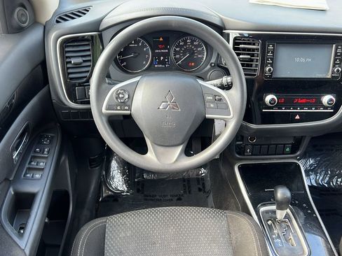 Used 2020 Mitsubishi Outlander ES FWD image 12