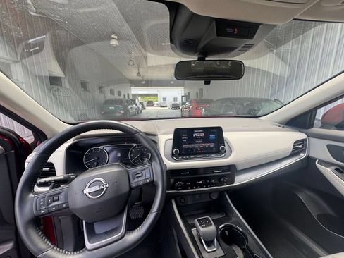 Used 2025 Nissan Rogue SV FWD image 34