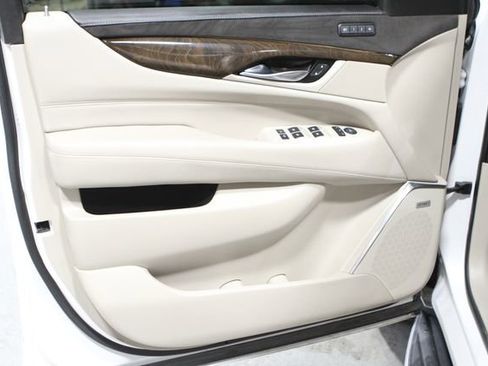 Used 2018 Cadillac Escalade ESV Luxury AWD/4WD image 13