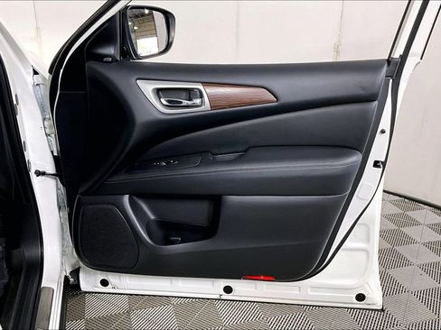 Used 2018 Nissan Pathfinder Platinum image 24