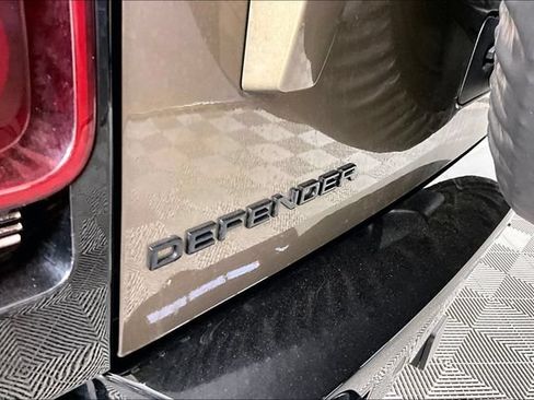 Used 2025 Land Rover Defender 110 X-Dynamic SE AWD/4WD image 22