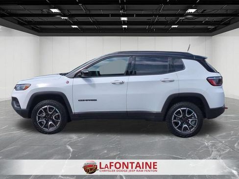 Used 2025 Jeep Compass Trailhawk AWD/4WD image 2