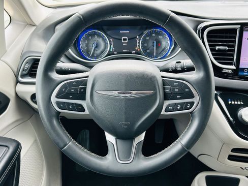 Used 2022 Chrysler Pacifica Touring-L FWD image 16