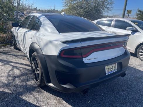 Used 2017 Dodge Charger SXT image 4