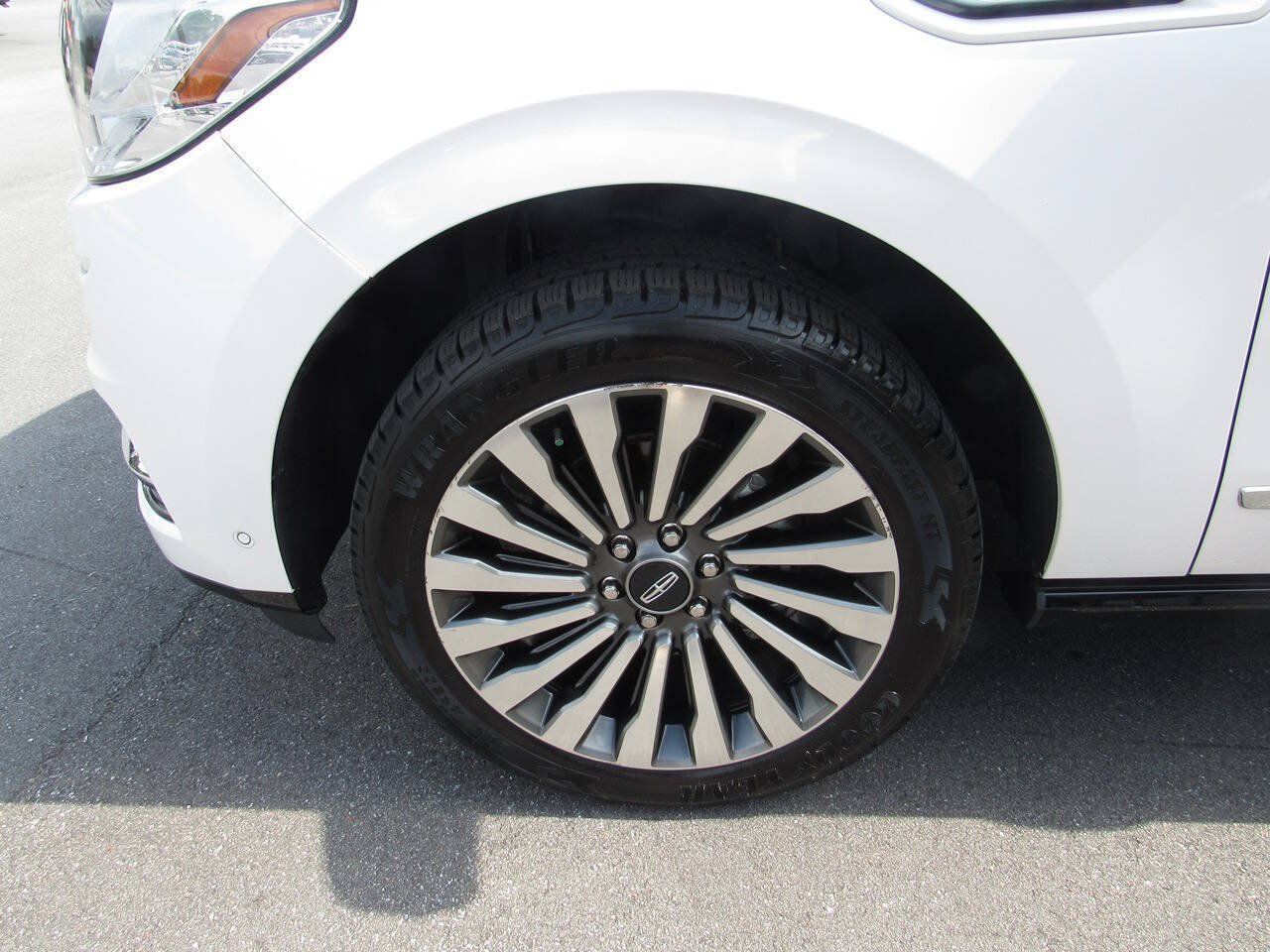 Used 2019 Lincoln Navigator Reserve w/ Cargo Package AWD/4WD image 12