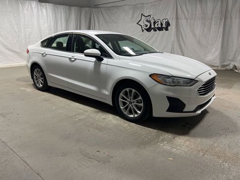 Used 2019 Ford Fusion SE FWD image 1