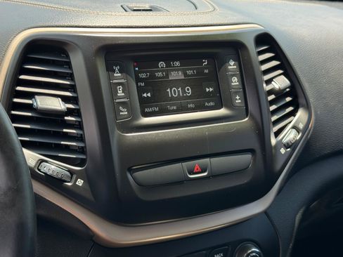 Used 2016 Jeep Cherokee Latitude FWD image 16