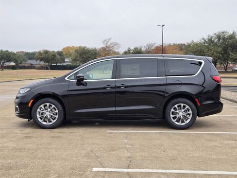 New 2026 Chrysler Pacifica Select image 3