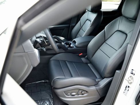 Certified 2026 Porsche Cayenne E-Hybrid image 5