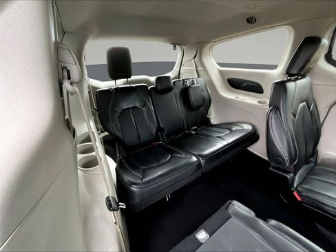 Used 2024 Chrysler Pacifica Touring-L FWD image 25