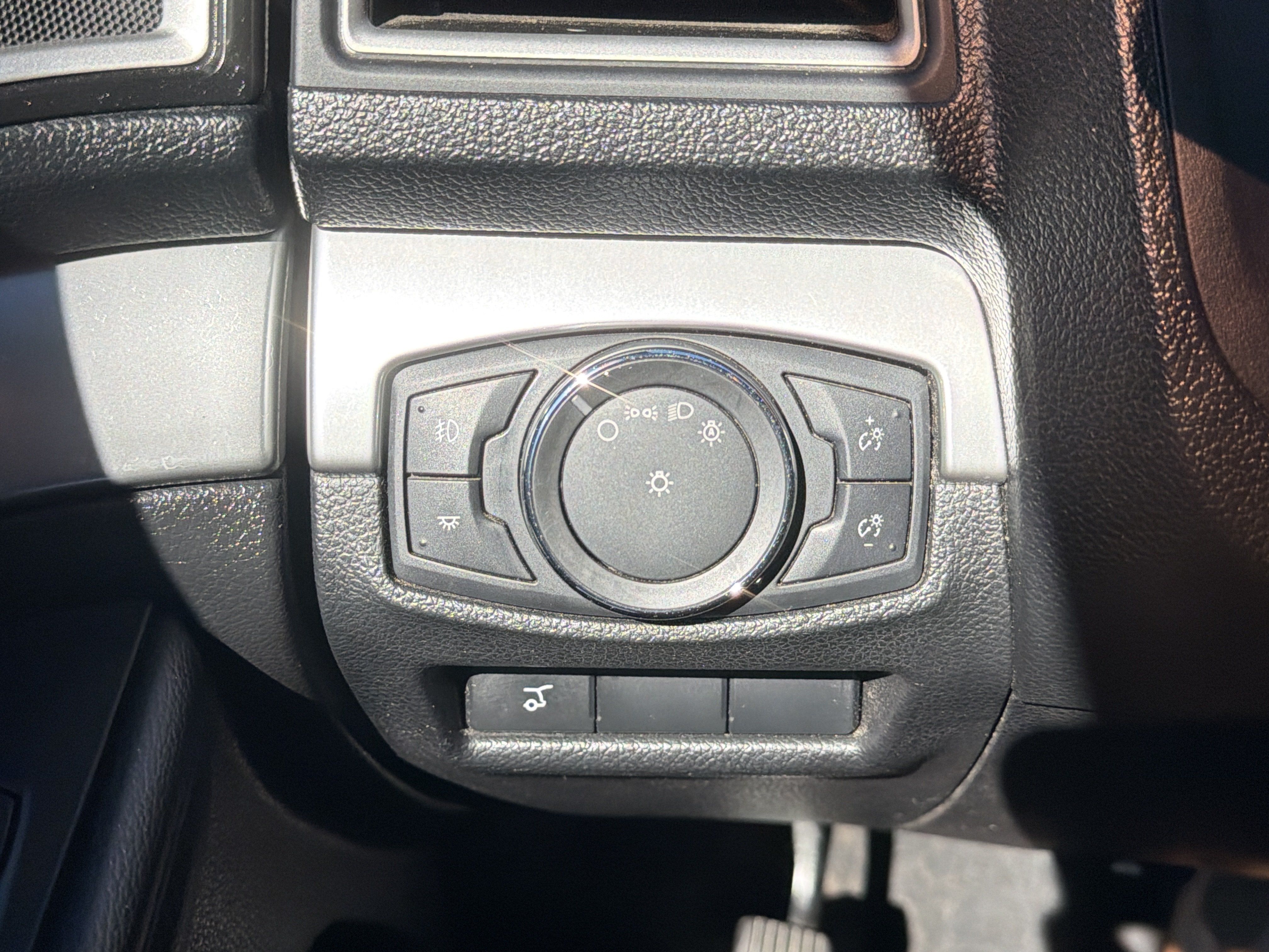 Used 2017 Ford Explorer XLT w/ Equipment Group 201A AWD/4WD image 28