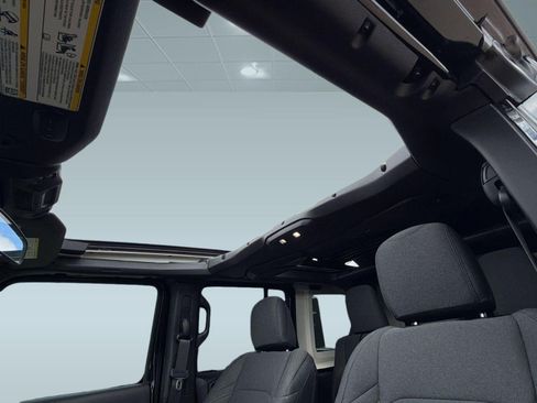 Used 2024 Jeep Wrangler Willys image 16